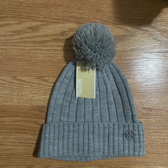Michael Kors winter hat NWT - Picture 3 of 3